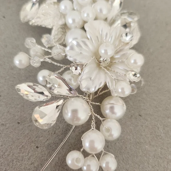 Elegant Pearl and Gold Floral Hair Accessory - Picture 4 of 7